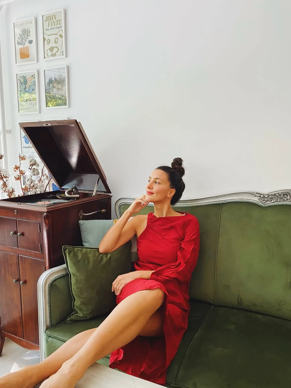 Sara Rokvić u crvenoj haljini