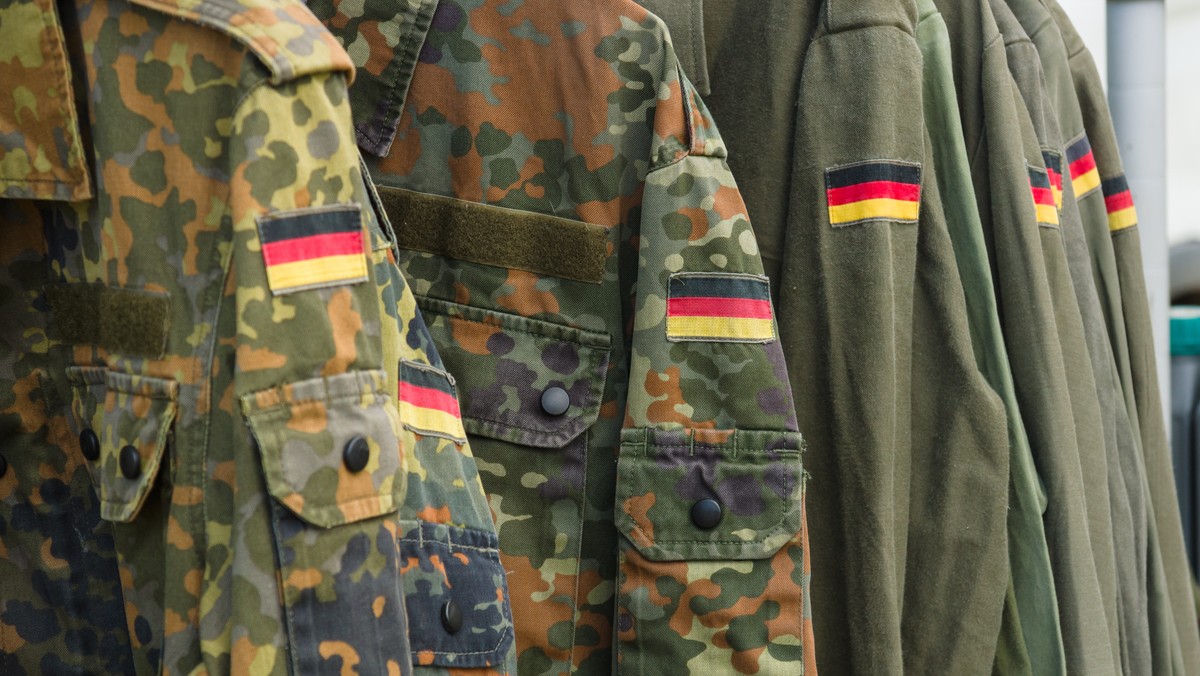 Należąca do Bundeswehry skrzynka z ostrą amunicją zaginęła podczas lotu oddziału niemieckich żołnierzy do Mali - podały niemieckie media. Podróżując z Berlina do Bamako liniowym samolotem Air France, żołnierze nadali broń i amunicję na bagaż.