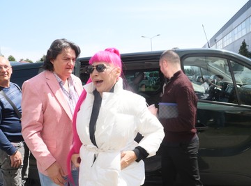 U JEDAN DETALJ NA ZORICI BRUNCLIK SVI GLEDAJU: Vratila se u "Pinkove zvezde" u pratnji Kemiša i ćerke - Ovo je prvo rekla