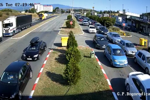 "SLIKANJE SAMO ZA JEDNU GRUPU LJUDI, OSTALI PROLAZ