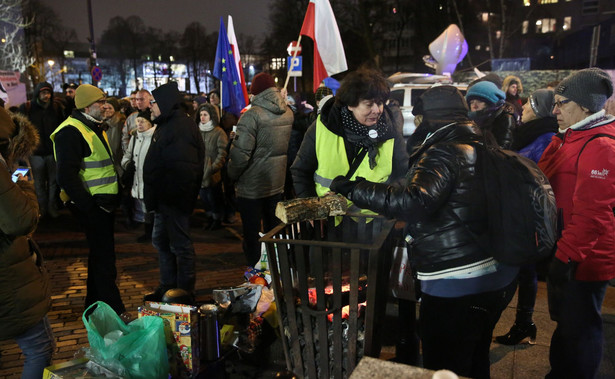 Nocna interwencja policji pod Sejmem. Przesunięto demonstrantów, Sejm otoczony metalowymi barierkami
