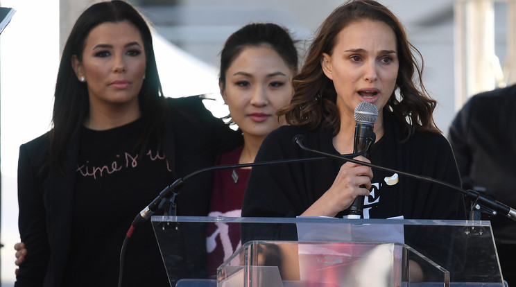 Natalie Portman sztártársaival együtt feketében, a szolidaritás színében,  jelent meg a meneten /Fotóü: AFP