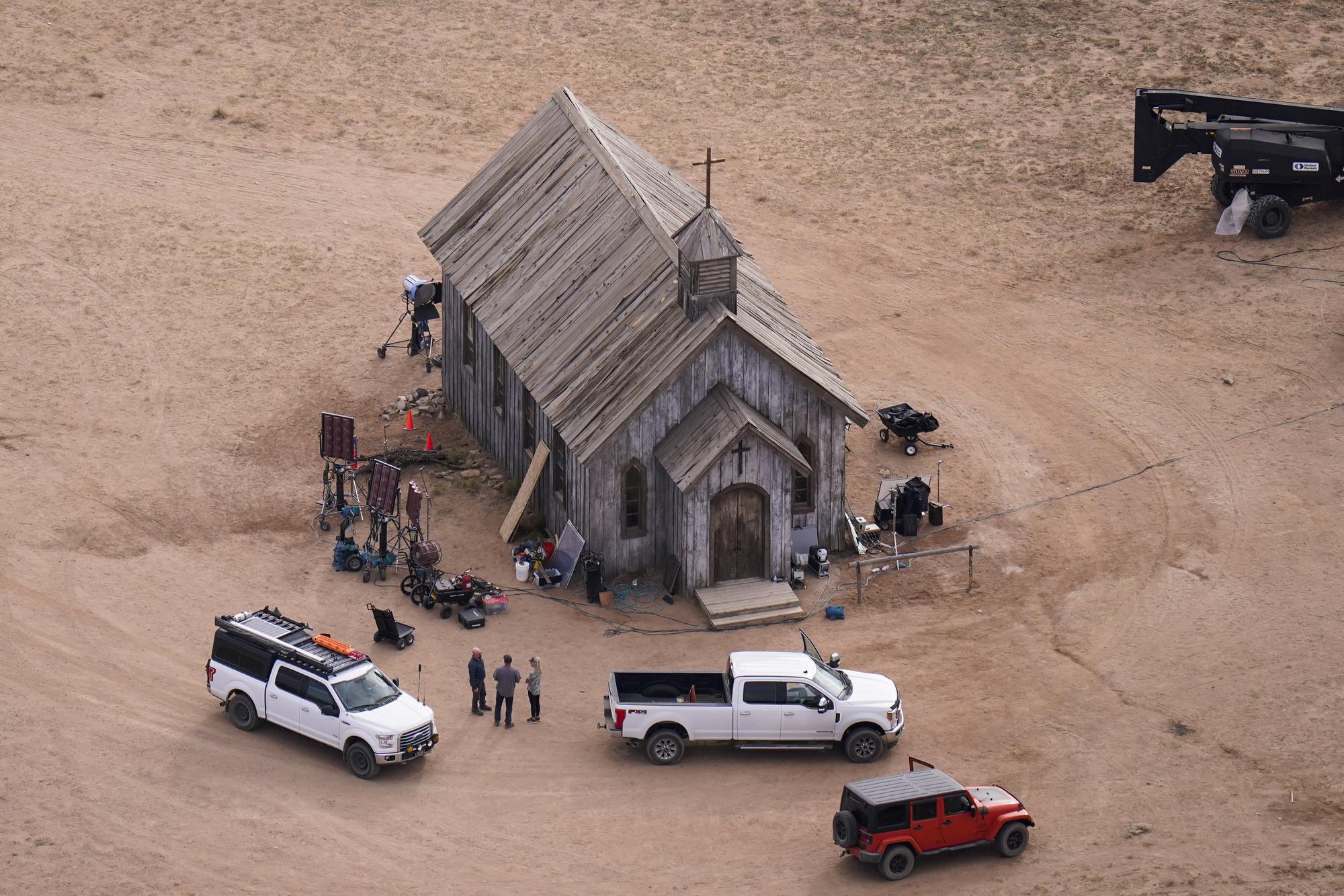 Alec Baldwin nechtiac zastrelil rekvizitou zbrane počas natáčania filmu Rust kameramanku.