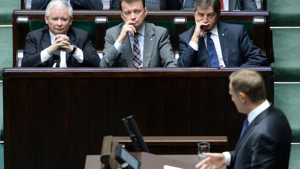 W Sejmie zakończyły się debaty nad konstruktywnym wotum nieufności wobec rządu Donalda Tuska oraz nad odwołaniem Ministra Spraw Wewnętrznych Bartłomieja Sienkiewicza. Obyło się bez niespodzianek w konkluzjach poszczególnych partii. Podczas wystąpień słychać było krzyki i śmiech posłów.