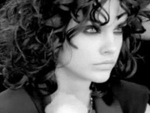 Palvin Barbi dalra fakadt a L`Oréal kedvéért