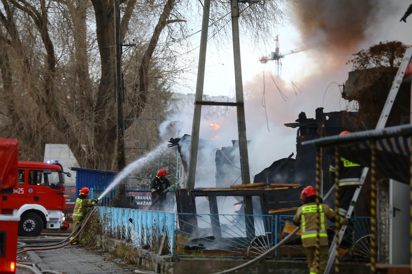 Warszawa: pożar pawilonów przy Bakalarskiej. Wybuchły fajerwerki