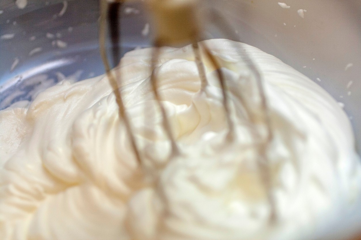 Tuhý sneh z bielkov je základom nadýchanej piškóty. Práve tu sa rozhoduje, či korpus podrží tvar.