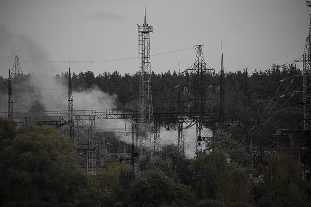Dym unoszący się nad zachodnimi obrzeżami Charkowa. Rosyjska rakieta uderzyła w elektrownię elektryczną w tym mieście.
