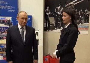 Neobični detalji na Putinovim rukama