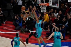 Liga NBA: Neymar i Mbappe oklaskiwali Antetokounmpo