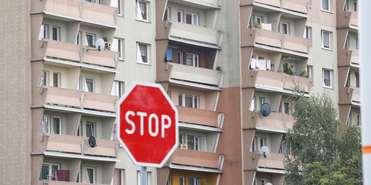 Produkcja budowlana w Polsce nieoczekiwanie spadła w październiku. Pierwszym podejrzanym są samorządy, które radykalnie ścięły swoje wydatki. Dlaczego? Jak tłumaczą przez działania rządu.