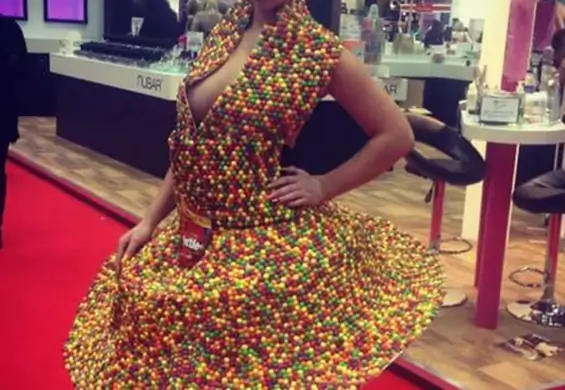 Wpadła na pomysł zrobienia sukienki ze Skittlesów. Projekt odmienił jej życie