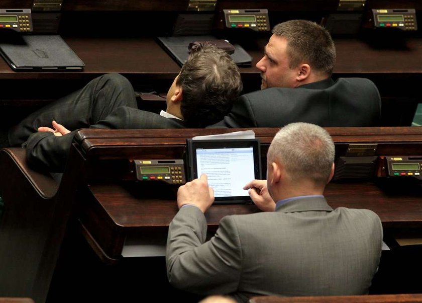 Sejm oszalał! Ty biedujesz, a posłowie... 