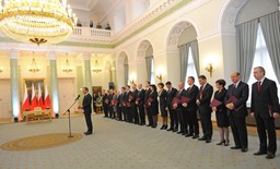 Budżet 2013: Jak ministrowie Tuska walczyli o swoje resorty. Kto dostanie więcej, kto mniej