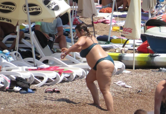 KULIĆI ZAJEDNO NA LETOVANJU: Miljana samo naručuje na plaži, Siniša PRIDRŽAVA UNUKA Željka u vodi, a svima pažnju privukla lepa SESTRA Tijana (VIDEO)