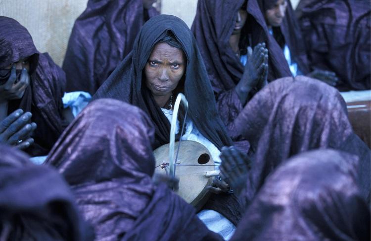 Mali Menaka koło Gao, kobiety grające na lokalnym instrumencie muzycznym IMZAD (skrzypce Tuaregów)