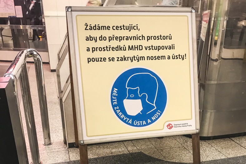 Informacja o obowiązkowym zasłanianiu ust i nosa