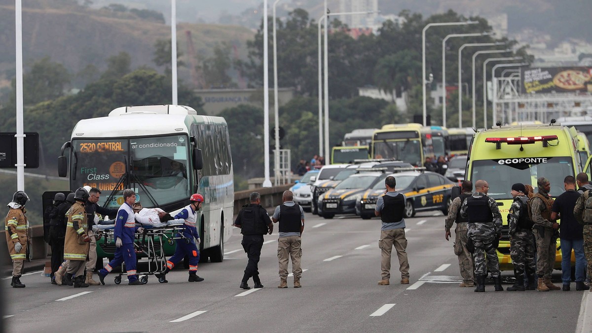 Brazylia: uzbrojony mężczyzna przetrzymuje zakładników w autobusie