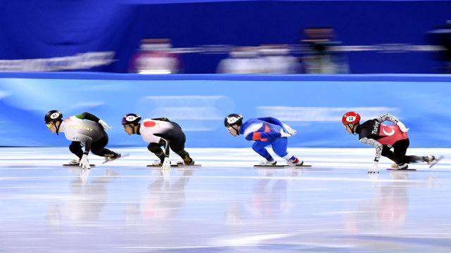 Gyorskorcsolya vegyesváltóban bronzéremmel, egyéniben pedig továbbjutással indított a magyar csapat a téli olimpián