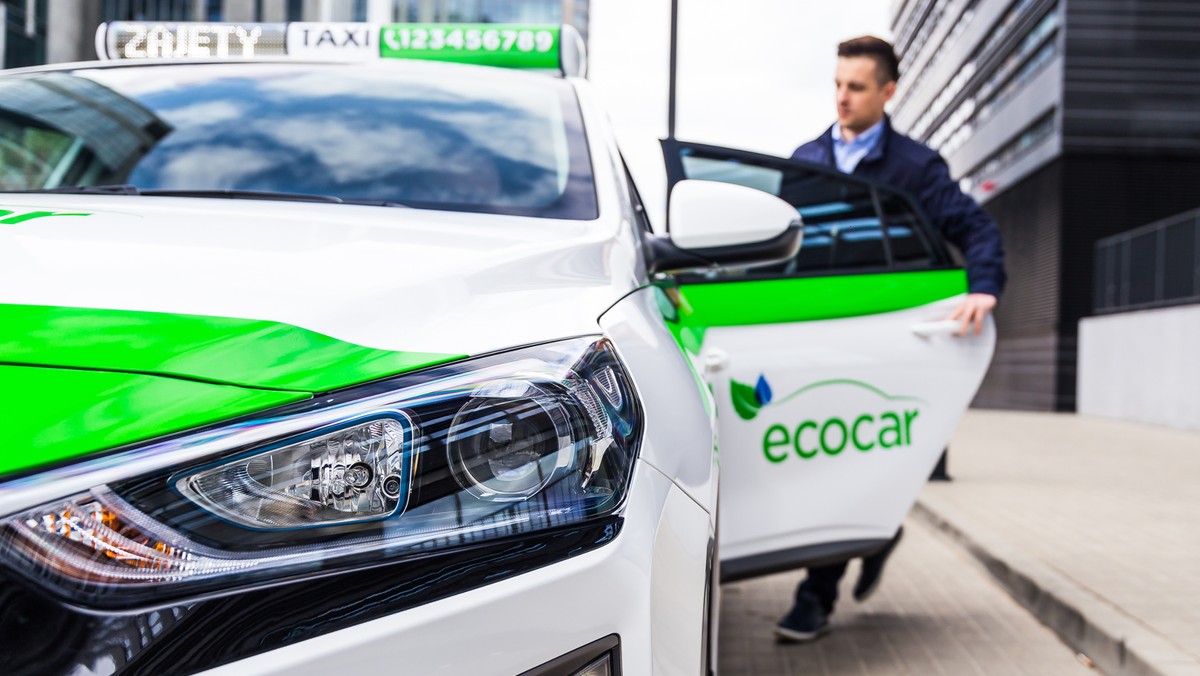 EcoCar wprowadza możliwość sprawdzenia jakości powietrza w aplikacji mobilnej, podczas przejazdu hybrydową taksówką. Spółka wykorzystuje informacje z ponad 1400 czujników Airly, które zbierają dane o smogu w całej Polsce.