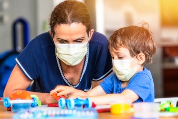Koronavírus: péntektől a szociális, hétfőtől az óvodai, iskolai dolgozókat tesztelik