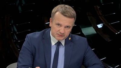 "Powinna uderzyć się w pierś pani minister Mucha, która była i posłem i ministrem w rządach Platformy i również godnego jedzenia w szpitalach, a nie docieplenia budynków"