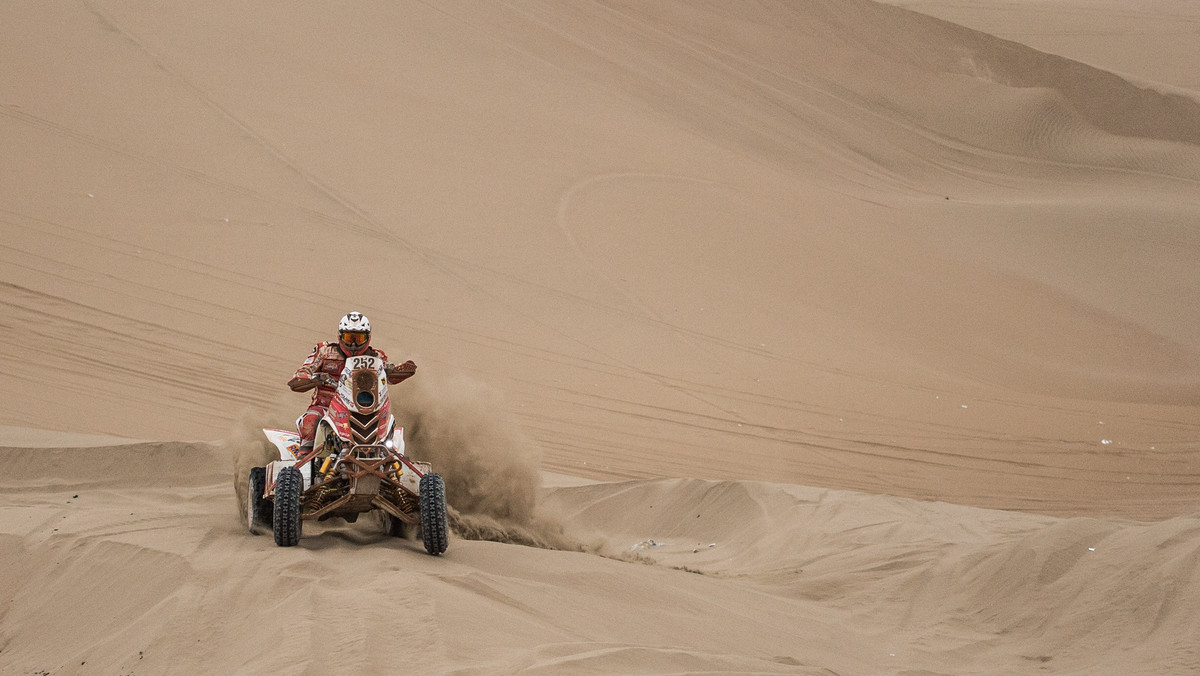 W tumanach kurzu i pustynnego pyłu wystartowała rywalizacja czwartego dnia Abu Dhabi Desert Challenge. Wspólny start motocyklistów i quadowców okazał się bardzo spektakularny, ale nie pozostał bez wpływu na sprzęt. Techniczne problemy miał między innymi Rafał Sonik, którego quad trzykrotnie wyrzucił w powietrze.