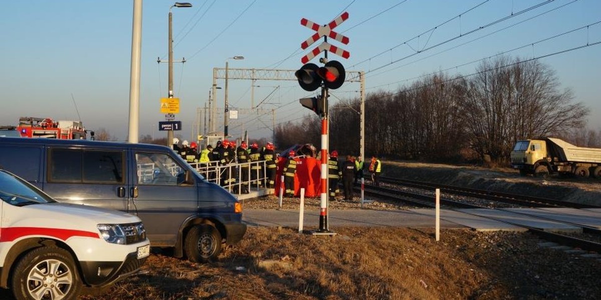 Śmierć na torach. Pociąg wjechał w auto 