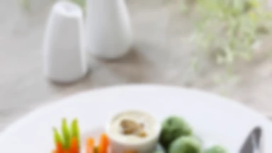Polędwiczka w kruszonce ziołowej, podana z wiązkami warzyw, kluseczkami szpinakowymi i sosem z aronii