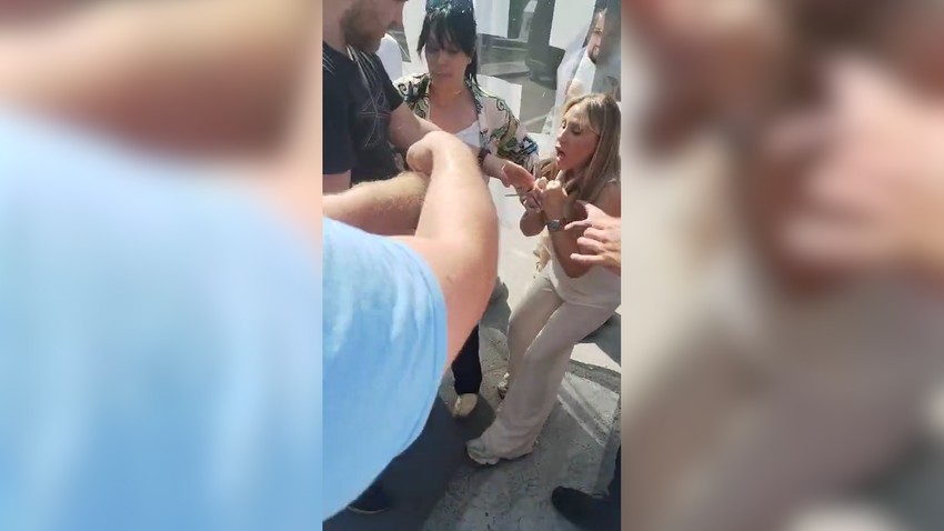 Poslanica pokušala da skine transparent.jpg