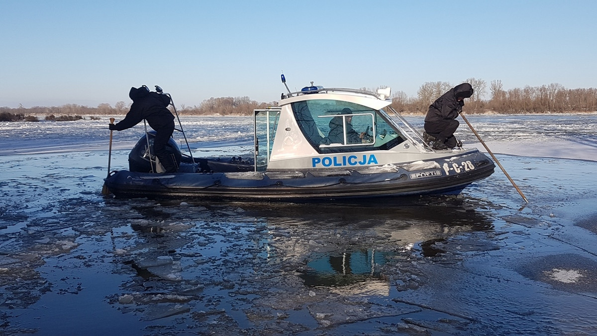 Policjanci skupiają się na poszukiwaniach w rzece ciała zaginionego w Toruniu Remigiusza Baczyńskiego, podczas gdy Krzysztof Rutkowski przekonuje, że są jeszcze szanse na odnalezienie go żywego. Stwierdził tak w czasie konferencji prasowej, w której brała udział również partnerka Remka oraz mężczyzna w kominiarce.