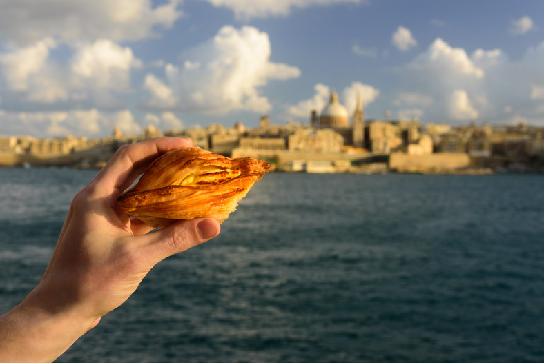Tradycujne Pastizzi z Malty napełnione ricottą. W tle Valetta 