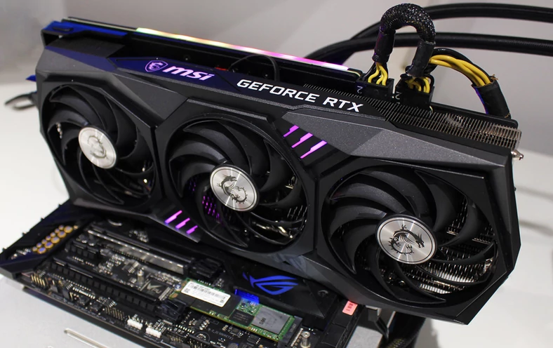 MSI GeForce RTX 3060 Ti Gaming X Trio – kolorem podświetlenia bocznej listwy, logo jak i elementów na obudowie karty można sterować w Dragon Center