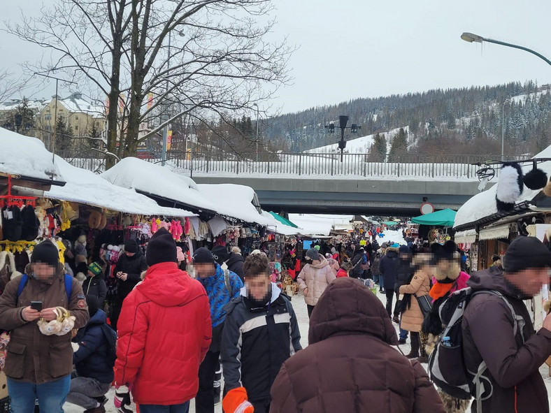 Tłumy przy kramach w drodze do kolejki na Gubałówkę