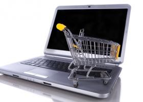 Fałszywe sklepy internetowe stały się prawdziwą plagą internetu, a w ich sidła wpadły już dziesiątki tysięcy nieświadomych klientów. Do nieprzemyślanego zakupu, i przelania pieniędzy na konto oszusta skłania nas zazwyczaj atrakcyjna strona internetowa, bogata oferta markowych produktów oraz niskie ceny – zbyt niskie.
<br><br>
Jedno z najbardziej perfidnych e-oszustw związane jest z działalnością firmy Japan Style Limited – zarejestrowanego na Malediwach właściciela nieistniejących już internetowych serwisów Pilkasklep.pl, 66prezent.pl, 66rpocent.pl oraz Retrobut.pl. Klienci tych sklepów, pomimo wpłacenia pieniędzy na konto, nie dostawali zamówionego towaru, lub też otrzymywali jego podróbkę. Szacuje się, że w czasach swojej świetności sieć fałszywych e-sklepów przyjmowała zamówienia o wartości 300 tysięcy złotych dziennie.