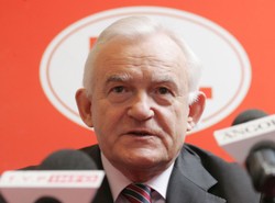 Kieliszek wina dla Kaczyńskiego i Tuska