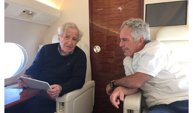 Filozof Noam Čomski u avionu sa pokojnim finansijerom i osuđenim seksualnim prestupnikom Džefrijem Epstinom na fotografiji iz dosijea Ministarstva pravde SAD koji je objavio Odbor za nadzor Predstavničkog doma demokrata u Vašingtonu, SAD, u decembru 2014. | Foto: House Oversight Committee Democrats/Handout via REUTERS