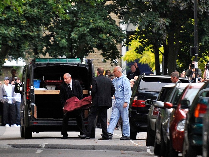 Ciało Amy Winehouse jest przenoszone z jej domu do ambulansu