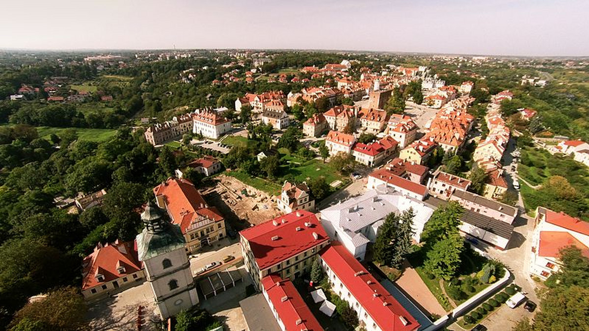 Siedem miast powiatowych w województwie świętokrzyskim otrzyma pieniądze na projekty związane z rewitalizacją. W sumie z Regionalnego Programu Operacyjnego Województwa Świętokrzyskiego trafi do nich prawie 130 mln zł. Taką decyzję podjął dzisiaj zarząd regionu.