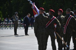 Prezydent przyjął zwierzchnictwo nad siłami zbrojnymi. 'Żołnierze, kochani, wspaniali, możecie na mnie liczyć'