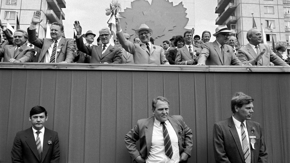 Przywódca NRD Erich Honecker (na trybunie w środku w białym kapeluszu) podczas defilady 1 maja w Berlinie, 1987 r. Pod trybuną oficerowie Stasi