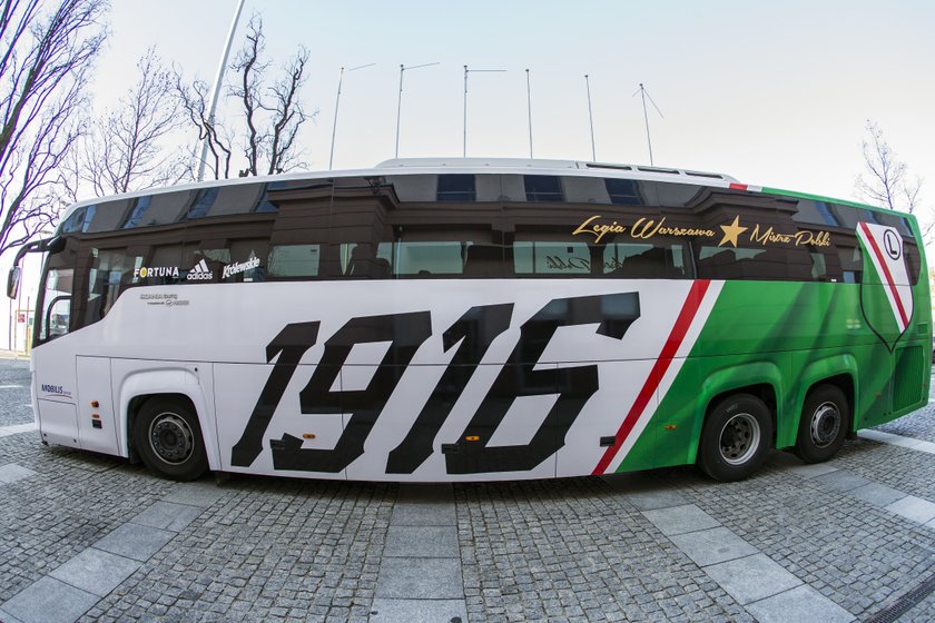 Mikrofalówka za 3 tys. złotych i nie tylko! Zobacz co kryje nowy autobus Legii!