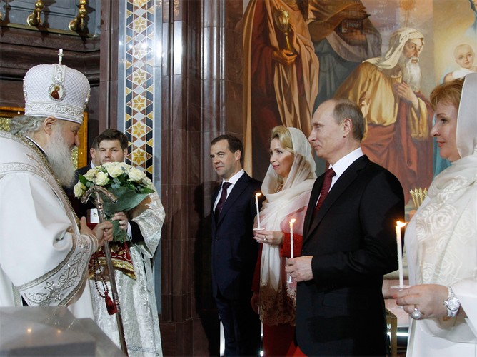 Prezydent i premier Rosji na wielkanocnym nabożeństwie