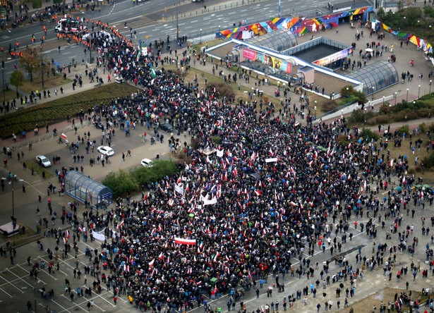 "Chcę Arabkę za sąsiadkę" kontra "Koń trojański". Demonstracje w sprawie imigrantów