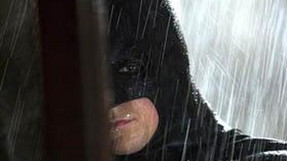 Christian Bale narzeka na pelerynę, którą musi nosić na planie wcielając się w rolę Batmana.