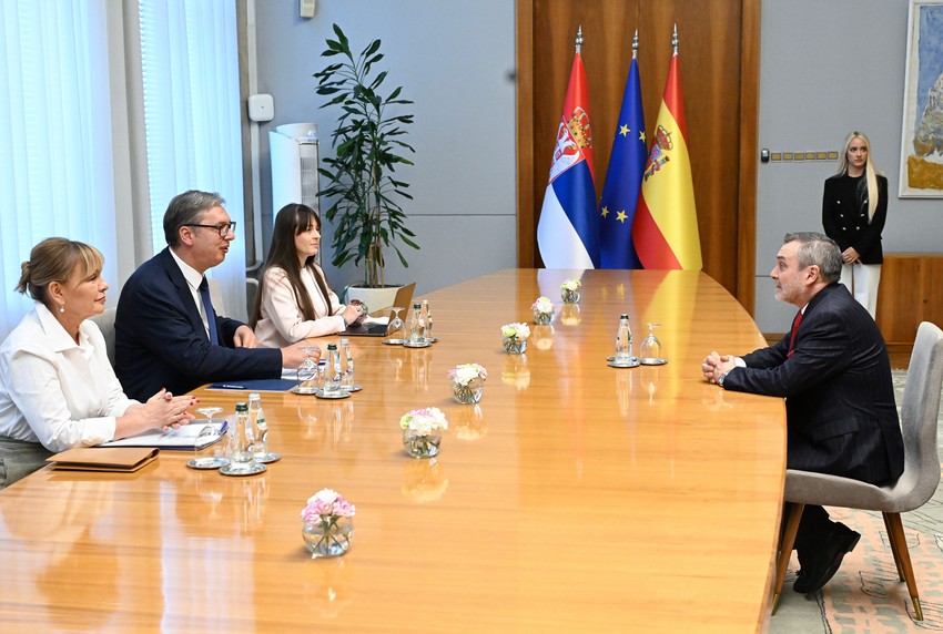  Aleksandar Vučić primio je u oproštajnu posetu ambasadora Kraljevine Španije Huana Hosea Sansa Aparisija