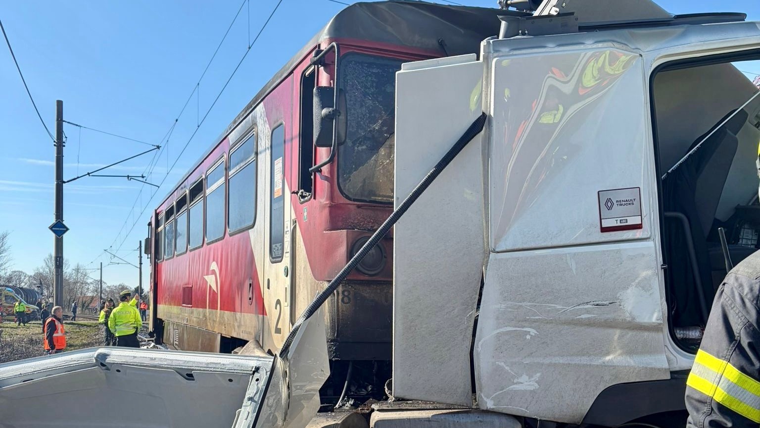 Následky zrážky vlaku s kamiónom na železničnom priecestí v Nových Zámkoch, 26. februára 2026