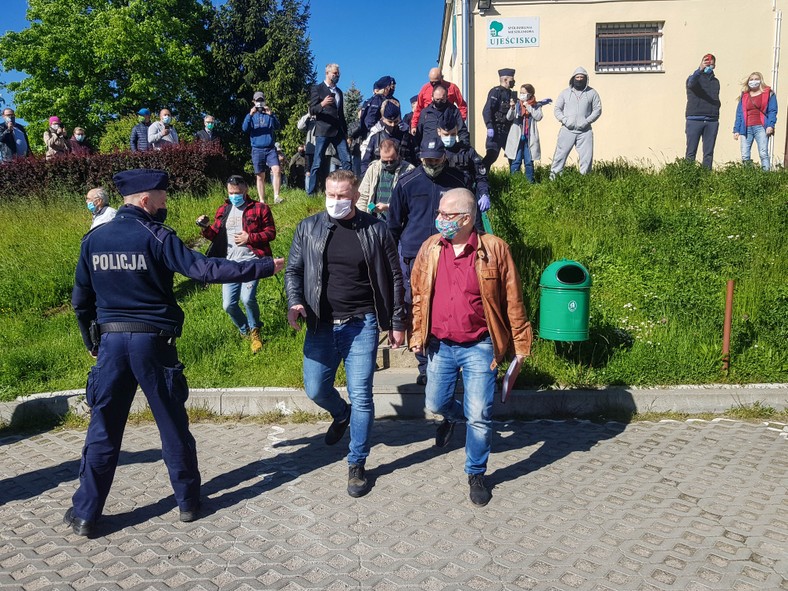 Maciej Skalik (pierwszy z prawej). Ochraniają go policjanci