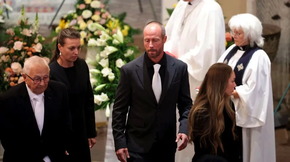 Eriksonov otac Sven (levo), ćerka Lina (u sredini levo) i sin Johan (u sredini desno) bili su na sahrani | Foto: Reuters
