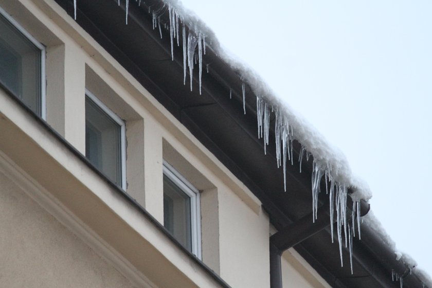 Sople zagrażają przechodniom